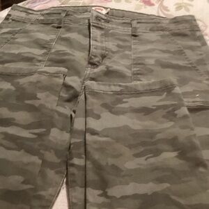 Levi's Women’s Size 12 Green Camouflage Cargo Pants